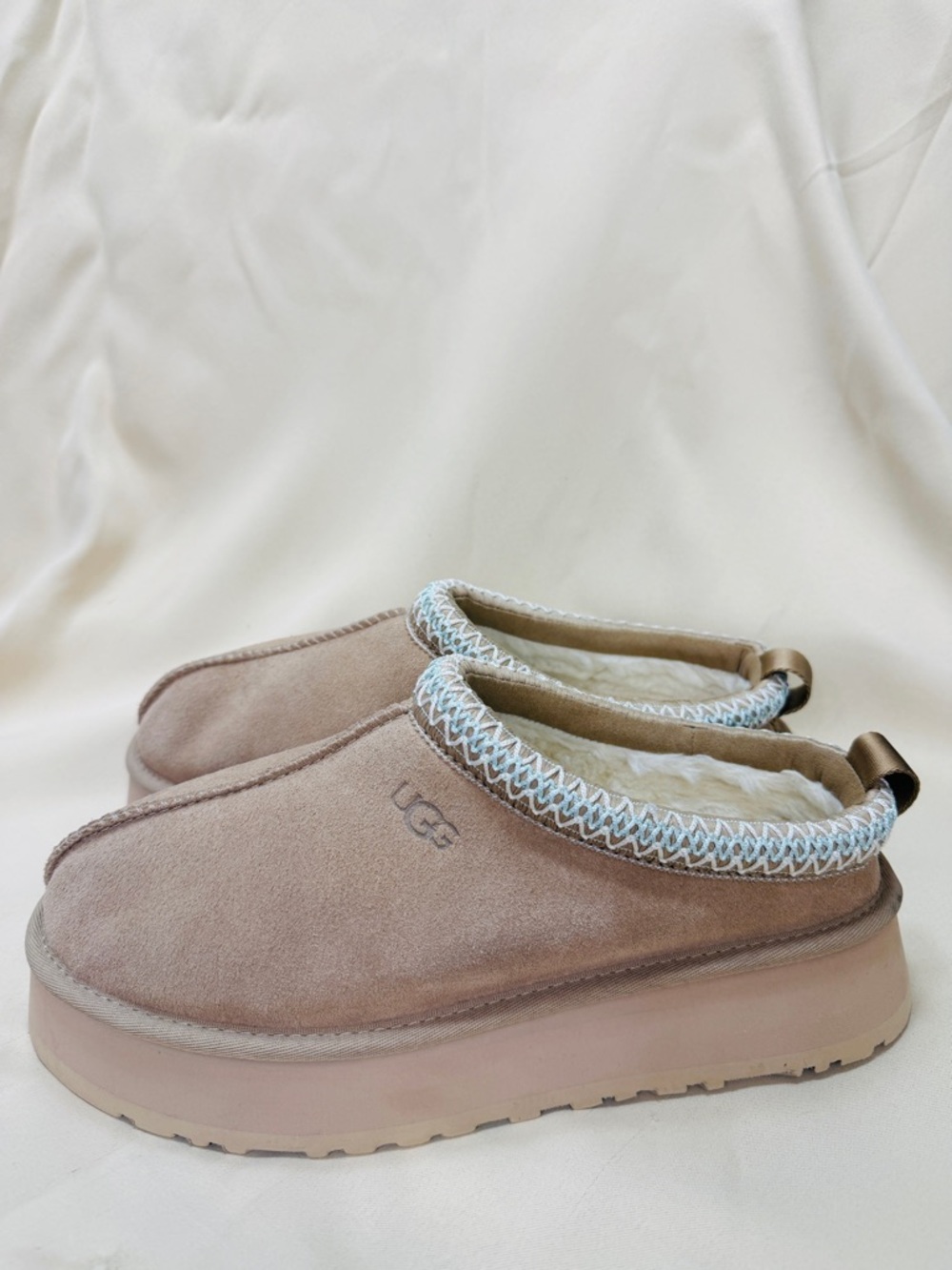 Ugg Tasman Slippers  (Never Worn) size 10 new plush shoes